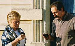 Annie et Stephan Motut d&eacute;gustant leur vin &agrave; la propri&eacute;t&eacute;